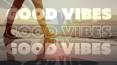 Sahilde pembe bir renkle yürüyen bir kadın için iyi titreşimlerin animasyonu. yaz, tatil ve sosyal medya konsepti dijital olarak oluşturulmuş video.