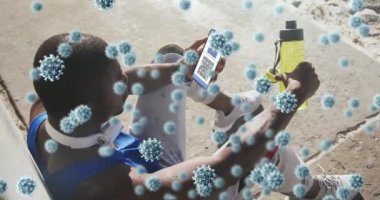 Ekranda QR kodlu akıllı telefon kullanan Afro-Amerikan bir adam üzerinde covid-19 hücrelerinin bileşimi. covid-19 aşı sertifikası ve sağlık kartı konsepti
