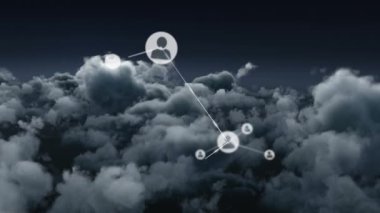 Gökyüzü üzerindeki simgelerle bağlantı ağının animasyonu. küresel bağlantılar ve dijital arayüz konsepti dijital olarak oluşturulmuş video.