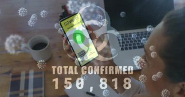 Biyolojik tehlike sembolü ve CV19 hücreleri ekranda QR kodlu akıllı telefon tutan bir kadına karşı. covid-19 aşı sertifikası ve sağlık kartı konsepti