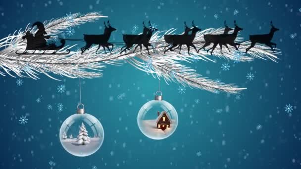 Sneeuwvlokken Vallen Kerstman Slee Wordt Getrokken Door Rendieren Tegen Een — Stockvideo