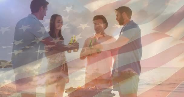 Animacja Flagi Stanów Zjednoczonych Ameryki Nad Przyjaciółmi Bawiącymi Się Amerykański — Wideo stockowe