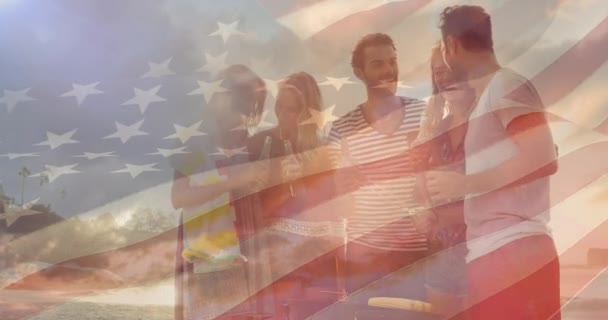 Анімація Прапора Єднаних Держав Америки Над Друзями Розважається Американський Патріотизм — стокове відео