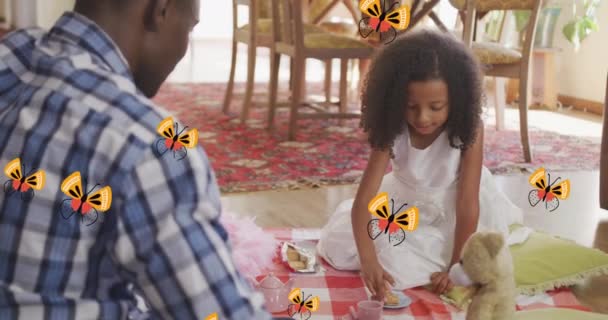 Анимация Цветов Над Счастливым Африканским Отцом Дочерью Играющими Дома Семейная — стоковое видео