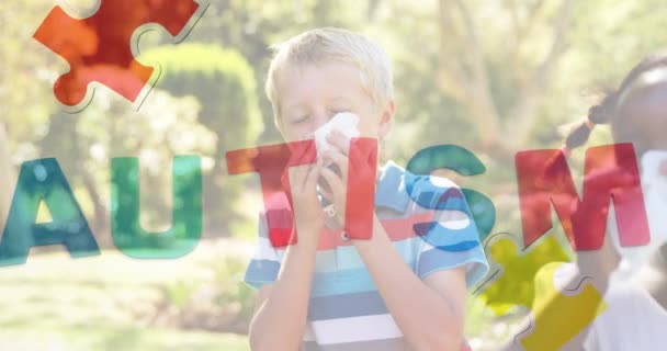 Animatie Van Kleurrijke Puzzelstukjes Autisme Tekst Kinderen Niezen Autisme Leerproblemen — Stockvideo