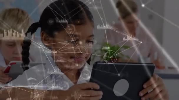 小学校のデジタルタブレットを使用して女の子に対する接続とデータ処理のネットワーク 世界的なネットワーキングと学校教育の概念 — ストック動画