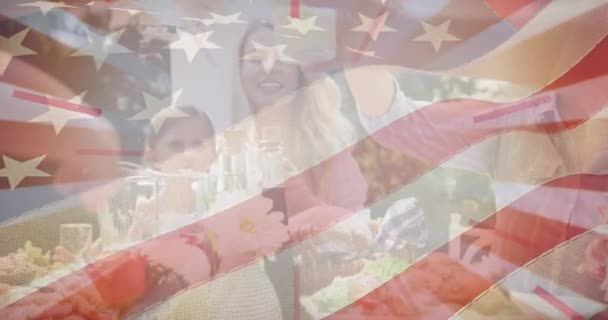 Animacja Amerykańskiej Flagi Nad Rodziną Podczas Kolacji Pijącej Drinki Patriotyzm — Wideo stockowe