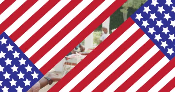 Анимация Американского Флага Над Обнимающими Двумя Улыбающимися Женщинами Патриотизм Концепция — стоковое видео