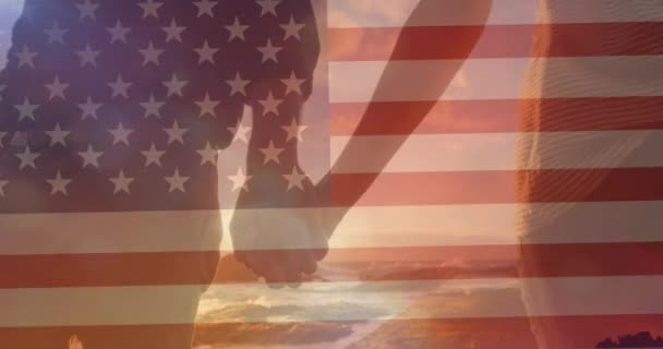 Animacja Flagi Stanów Zjednoczonych Ameryki Nad Parą Trzymającą Się Ręce — Wideo stockowe