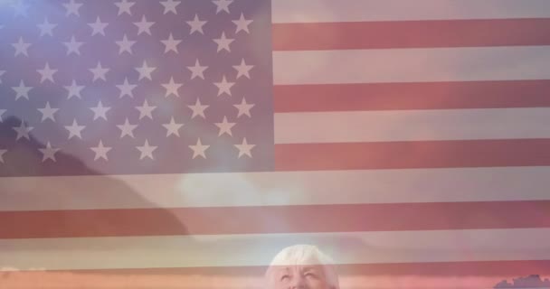 Animation Flaggan Usa Över Äldre Kvinna Har Roligt Amerikansk Patriotism — Stockvideo