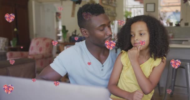 Анімація Квіткових Сердець Над Щасливим Афроамериканським Батьком Дочкою Робить Ять — стокове відео