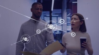 Akıllı telefon kullanan iki farklı iş adamının bağlantı ağının animasyonu. küresel ağlar, iş dünyası, veri işleme ve dijital arayüz kavramı dijital olarak oluşturulmuş video.