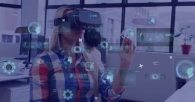 VR kulaklık kullanan beyaz kadın üzerinde dijital ekranların ve veri işlemenin animasyonu. küresel ağlar, iş dünyası, veri işleme ve dijital arayüz kavramı dijital olarak oluşturulmuş video.