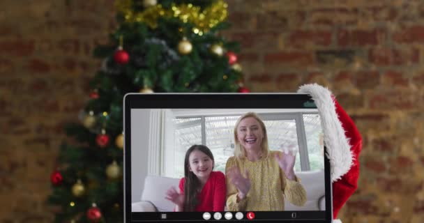 Gelukkige Moeder Dochter Video Bellen Laptop Met Kerstversiering Boom Kerstmis — Stockvideo