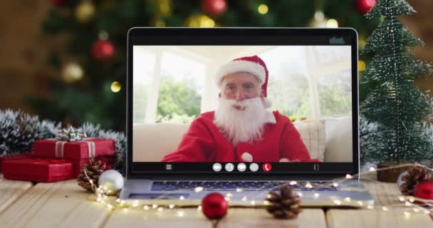 Älterer Kaukasischer Mann Weihnachtsmannkostüm Auf Videoanruf Laptop Mit Weihnachtsschmuck Und — Stockvideo