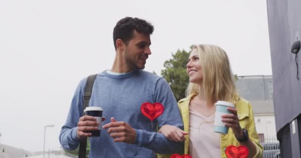 幸せな原因に浮かぶハートアイコンのアニメーションカップル歩くとテイクアウトコーヒーを飲みます ソーシャルメディアと通信インターフェースの概念デジタル生成されたビデオ — ストック動画
