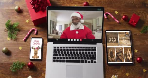 Senior Afrika Amerika Pria Dalam Kostum Santa Pada Panggilan Video — Stok Video