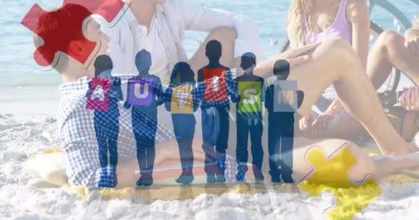 在夏天的海滩派对上 用五颜六色的拼图和孤独症的文字向快乐的朋友们展示 自闭症 学习困难 支持和意识概念数字生成的视频 — 图库视频影像