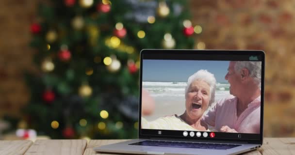 Coppia Anziana Caucasica Che Saluta Videochiamata Computer Portatile Con Albero — Video Stock