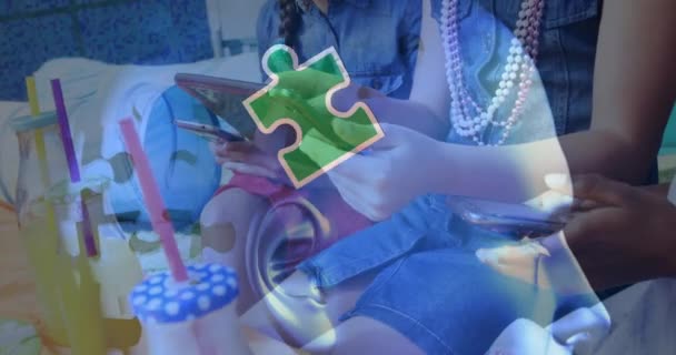 Animering Färgglada Pusselbitar Och Människohuvud Över Barn Med Tabletter Autism — Stockvideo