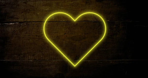 Bild Von Gelbneon Herz Blinkt Auf Dunklem Holz Hintergrund Valentinstag — Stockfoto