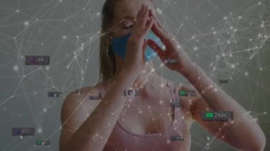 Maske takan meditasyon yapan bir kadın için bağlantı ağının animasyonu. covid 19 salgın hastalık, iş, dijital arayüz, teknoloji ve ağ konsepti dijital olarak oluşturulmuş video.