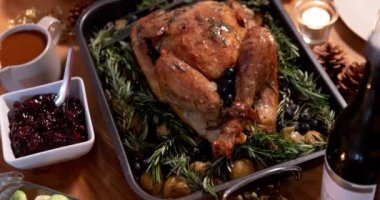 Hindi ve Şükran Günü yemeği seti animasyonu. Amerikan bayramı, sonbahar, sonbahar, gelenek ve kutlama konsepti dijital olarak oluşturulmuş video.