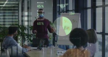 Toplantı sırasında yüz maskesi takan çeşitli iş adamlarının veri işleme animasyonları. küresel ağlar, iş dünyası, veri işleme ve dijital arayüz kavramı dijital olarak oluşturulmuş video.