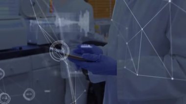 Akıllı telefon kullanan doktorların üzerinden bağlantı ağının animasyonu. küresel bilim, bağlantılar, veri işleme ve dijital arayüz kavramı dijital olarak oluşturulmuş video.