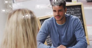 Kafkasyalı bir çiftin kahve içip konuştuğu sosyal medya simgelerinin canlandırılması. Sosyal medya ve iletişim arayüzü kavramı dijital olarak oluşturulmuş video.