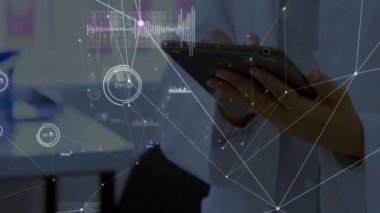 Tablet kullanılarak doktor üzerinden bağlantı ve veri işleme ağının animasyonu. küresel bilim, bağlantılar, veri işleme ve dijital arayüz kavramı dijital olarak oluşturulmuş video.