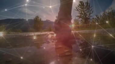 Beyaz bir kadının doğada koşması üzerine kurulan bağlantı ağının animasyonu. sağlıklı aktif yaşam tarzı ve küresel ağ konsepti dijital olarak oluşturulmuş video.