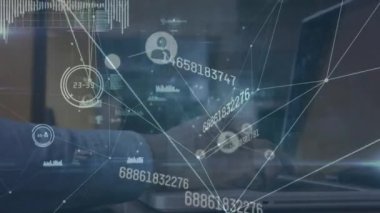 Bilgisayarı kullanan kişi üzerinden bağlantı ağının animasyonu. küresel güvenlik, iş, dijital arayüz, teknoloji ve ağ konsepti dijital olarak oluşturulmuş video.