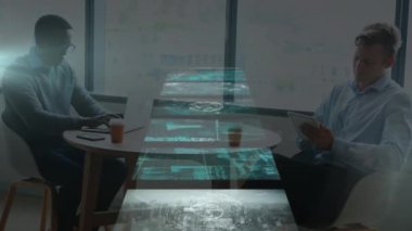 Beyaz iş adamları üzerindeki ekranlarda finansal veri işleme animasyonu. küresel iş, finans ve veri işleme kavramı dijital olarak oluşturulmuş video.