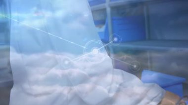 Doktor ve bulutlar üzerindeki bağlantı ağının animasyonu. küresel bilim, bağlantılar, veri işleme ve dijital arayüz kavramı dijital olarak oluşturulmuş video.