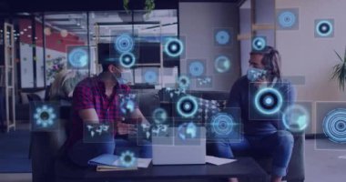 Yüz maskesi takan ve dizüstü bilgisayar kullanan çeşitli iş adamlarının dijital ekranlarının animasyonu. küresel ağlar, iş dünyası, veri işleme ve dijital arayüz kavramı dijital olarak oluşturulmuş video.