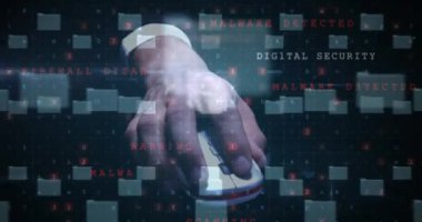 El ele tutuşan fare üzerinde siber saldırı uyarısı. küresel internet güvenliği, veri işleme, bağlantılar ve dijital arayüz konsepti dijital olarak oluşturulmuş video.