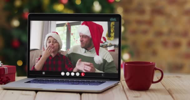 Pai Filho Felizes Acenando Videochamada Laptop Com Decorações Natal Árvore — Vídeo de Stock