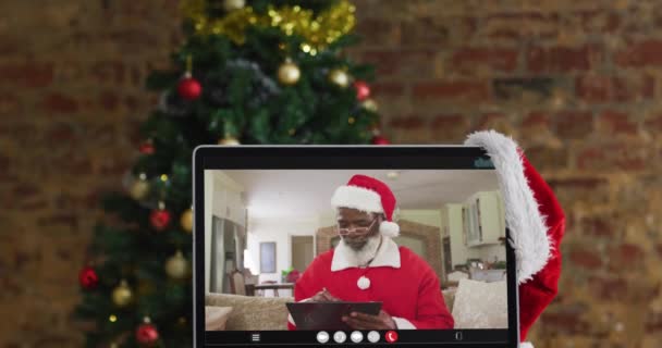 Senior Afro Amerikaanse Man Kerstman Kostuum Video Oproep Computer Met — Stockvideo