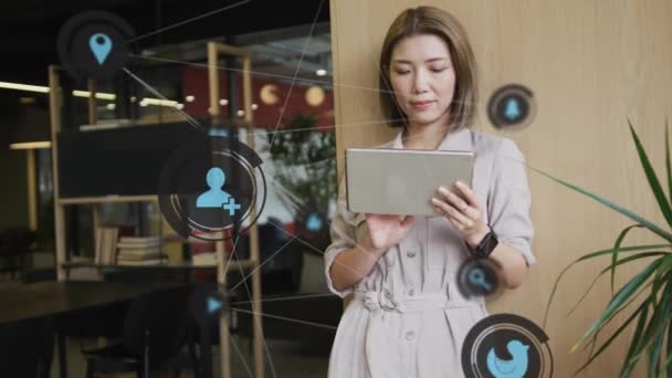 Animação Ícones Mídia Sobre Mulher Negócios Asiática Usando Tablet Conceito — Vídeo de Stock