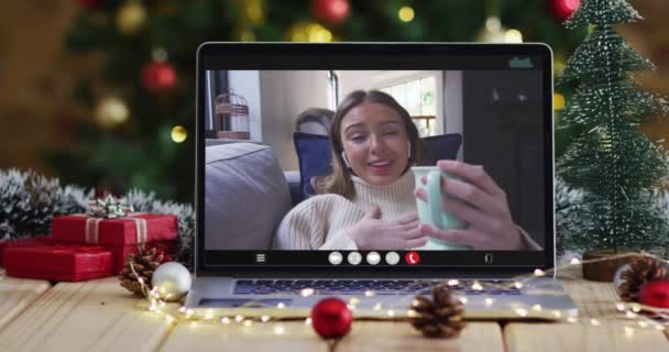 快乐的高加索女人在笔记本电脑上的视频通话 与圣诞装饰和树 节日和通信技术数码合成录像 — 图库视频影像
