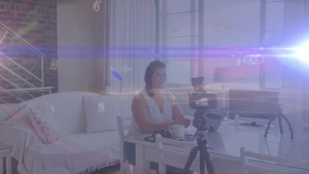 Animering Siffror Förändras Och Glödande Ljus Över Kvinnliga Vlogger Inspelning — Stockvideo