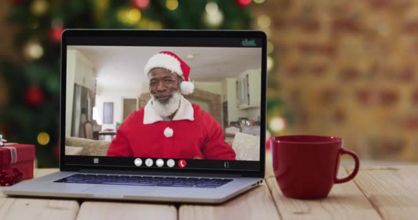 Senior Afrikanisch Amerikanischer Mann Weihnachtsmannkostüm Auf Videoanruf Laptop Mit Weihnachtsbaum — Stockvideo