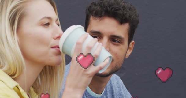 幸せな原因に浮かぶハートアイコンのアニメーションカップルが話してテイクアウトコーヒーを飲んでいます ソーシャルメディアと通信インターフェースの概念デジタル生成されたビデオ — ストック動画