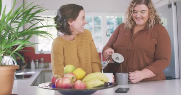 在两个女人煮咖啡的过程中 女孩权力文本被动画化了 妇女权力 女权主义和两性平等概念数码视频 — 图库视频影像