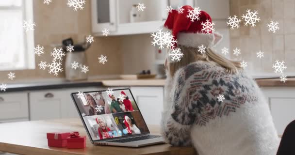 Animation Snö Faller Över Glad Kaukasiska Kvinna Santa Hatt Bärbar — Stockvideo