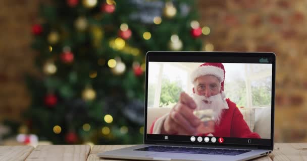 Älterer Kaukasischer Mann Weihnachtsmannkostüm Auf Videoanruf Laptop Mit Weihnachtsschmuck Und — Stockvideo