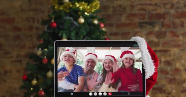 快乐的家庭戴着圣诞帽 带着圣诞装饰品和圣诞树 在笔记本电脑的视频通话中 节日和通信技术数码合成录像 — 图库视频影像