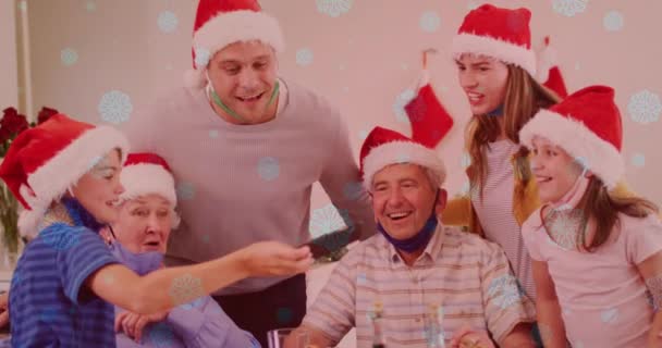 Animatie Van Sneeuw Vallen Glimlachende Kaukasische Familie Met Santa Hoeden — Stockvideo