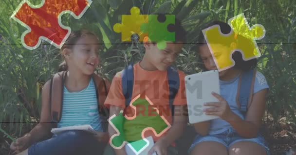 Animazione Pezzi Puzzle Colorati Sopra Bambini Delle Scuole Utilizzando Compresse — Video Stock